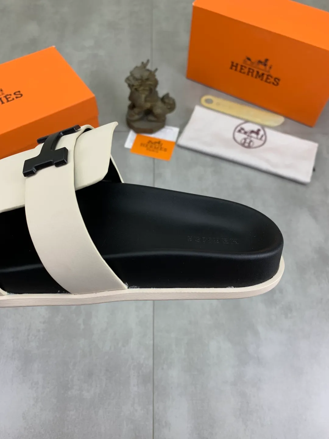 Men's shoes 💰P440 New [HERMES] high-end quality new Hermès slippers, made of imported silk calfskin, wear-resistant and non-slip rubber outsole. Fashionable and elegant code number: 39-44 (38 45 46 customized)
